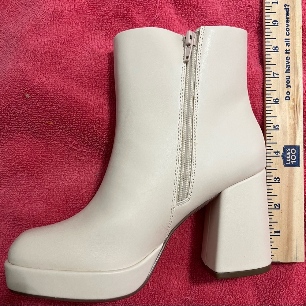 New in box Rialto Cream winter white Chunky Heel Boots Classic 7 1/2 - Picture 1 of 16